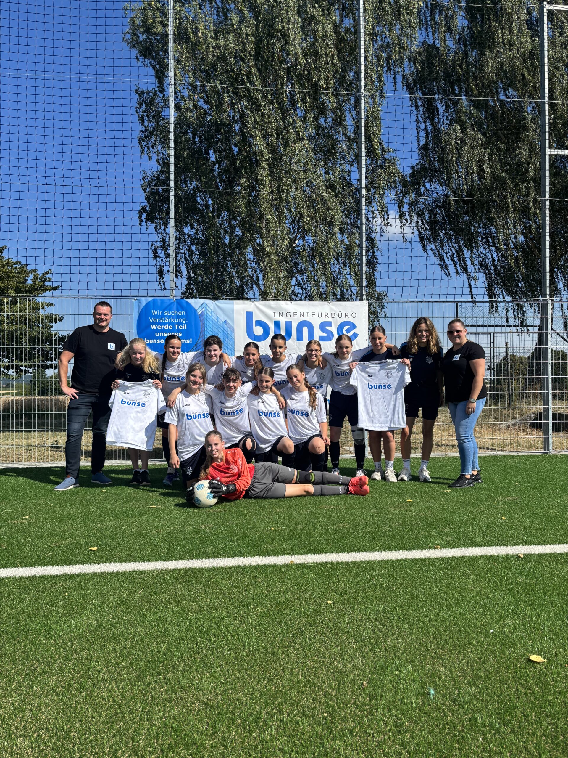 Bunse GmbH unterstützt C-Juniorinnen der SGM Michelbach/Tüngental/Rieden mit Trikot-Satz